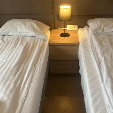 Plac Zbawiciela - 2 Rooms, 4 Beds - Sleeps 6 Comfortably