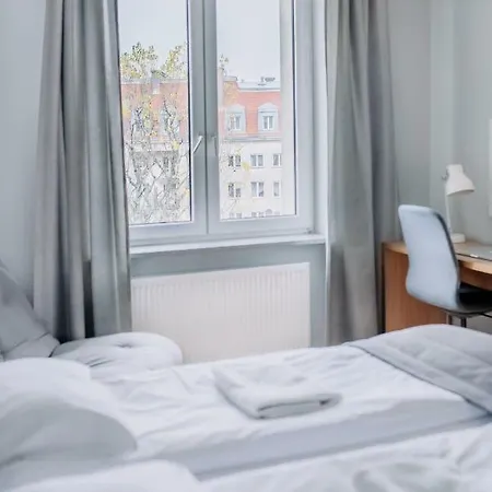 Plac Zbawiciela - 2 Rooms, 4 Beds - Sleeps 6 Comfortably *