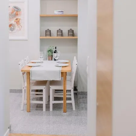 Plac Zbawiciela - 2 Rooms, 4 Beds - Sleeps 6 Comfortably