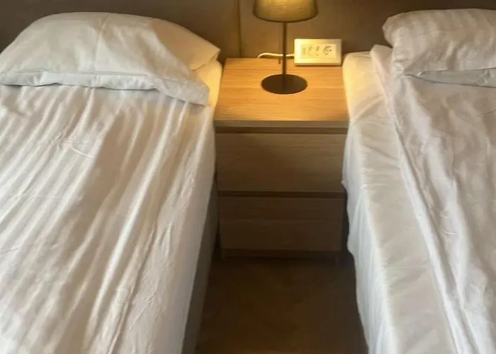 Plac Zbawiciela - 2 Rooms, 4 Beds - Sleeps 6 Comfortably