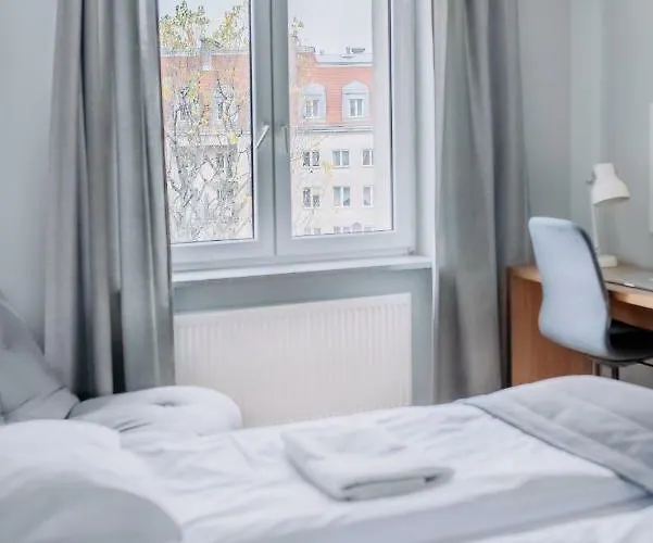 Plac Zbawiciela - 2 Rooms, 4 Beds - Sleeps 6 Comfortably *