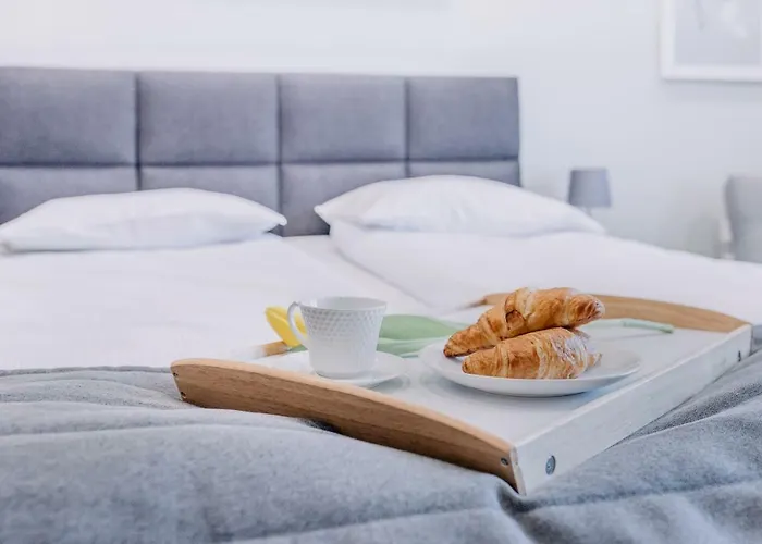 Apartament Plac Zbawiciela - 2 Rooms, 4 Beds - Sleeps 6 Comfortably *