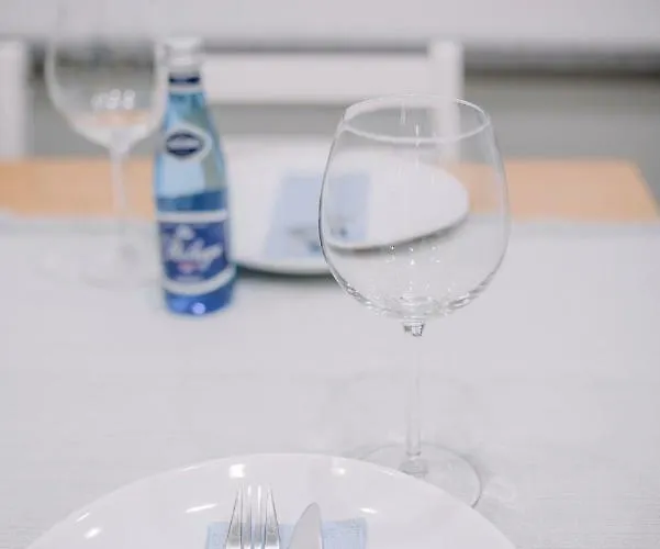 Apartament Plac Zbawiciela - 2 Rooms, 4 Beds - Sleeps 6 Comfortably